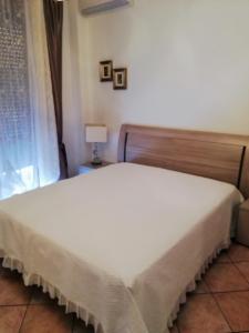 a white bed in a room with a window at ARIA DI CASA in Verona
