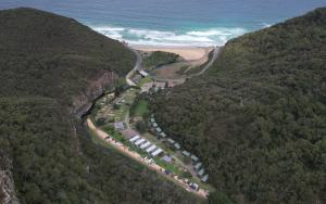 eine Luftansicht auf einen Strand und das Meer in der Unterkunft Cumberland River Holiday Park in Lorne