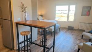 a kitchen with a table and a bed in a room at Depto Albarracin Centro in San Carlos de Bariloche