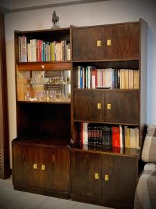 una estantería de madera con libros. en Edificio Motril Alberti 1536 8B en Mar del Plata