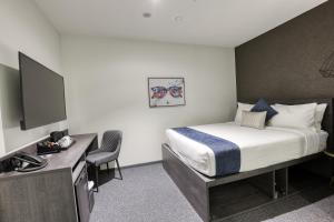 מיטה או מיטות בחדר ב-Microtel by Wyndham Wellington