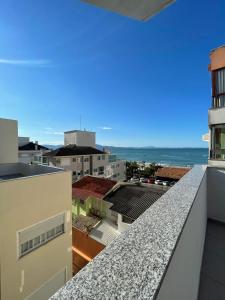 vistas al océano desde el balcón de un edificio en Afonso Cardoso da Veiga, en Florianópolis