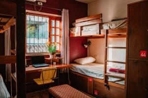 Habitación con escritorio y literas. en Garoa Hostel Party Bar, en São Paulo 25 fotos más