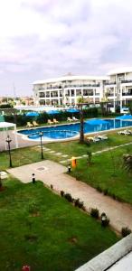 ein großes Apartmenthaus mit großem Pool in der Unterkunft Amwaj Beach Sidi Rahal in Sidi Rahal