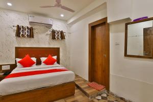 Cama o camas de una habitación en OYO Hotel Surya