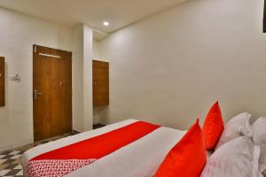 Säng eller sängar i ett rum på OYO Hotel Surya