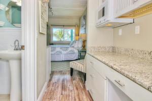 Gallery image of Bungalow Beach Place 6 in Clearwater Beach +17 photos