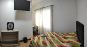 - un salon avec un canapé et une fenêtre dans l'établissement Casa Villa Descanso, à Lima