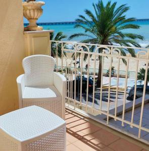 a balcony with chairs and a view of the beach at Mare e Castello in Manfredonia