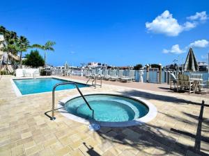 Bazén v ubytování Waterfront -3BR - 2Kings -Pool Balcony - Beach nebo v jeho okolí