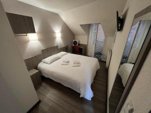 HOTEL LE FOIRAIL في فيجيا: غرفة نوم مع سرير أبيض كبير في غرفة