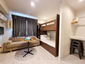 een kleine kamer met een bed en een tafel bij PRISM INN Asakusa in Tokyo