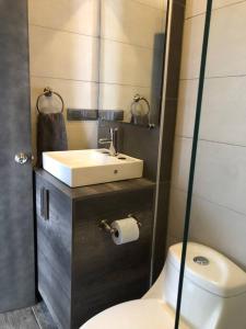 ein Badezimmer mit einem weißen WC und einem Waschbecken in der Unterkunft Mejor Opción Centro Histórico vista Plaza Mayor !! in Chihuahua