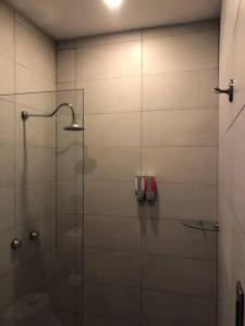 La salle de bains est pourvue d'une douche avec une porte en verre. dans l'établissement Mejor Opción Centro Histórico vista Plaza Mayor !!, à Chihuahua