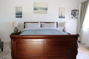 Кровать или кровати в номере Cozy Getaway with Ocean View and Private Entrance!