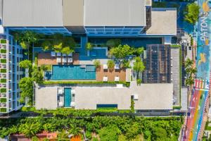 una vista aérea de un edificio en Nap Patong, en Patong Beach