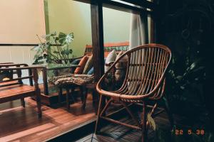 een woonkamer met 2 stoelen en een bank bij La Luna Quy Nhon in Quy Nhon