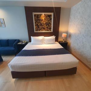 سرير أو أسرّة في غرفة في Admiral Premier Bangkok - SHA Extra Plus