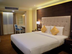 Postel nebo postele na pokoji v ubytování Kingston Suites Bangkok