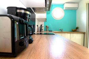 Kuhinja oz. manjša kuhinja v nastanitvi Grand studio avec Jardin, Wifi et parking privé