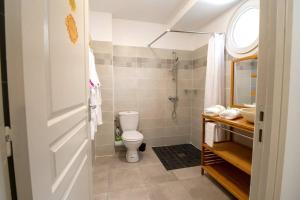 Kopalnica v nastanitvi Grand studio avec Jardin, Wifi et parking privé