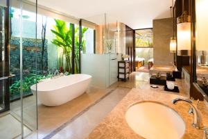 Ein Badezimmer in der Unterkunft The Danna Langkawi - A Member of Small Luxury Hotels of the World