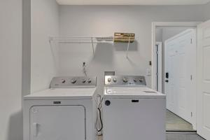 Una cocina o zona de cocina en Disney Themed House Free Heated Pool close Disney 5br 9bd