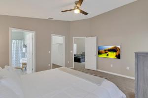 Cama o camas de una habitación en Disney Themed House Free Heated Pool close Disney 5br 9bd