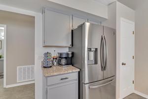 Una cocina o zona de cocina en Disney Themed House Free Heated Pool close Disney 5br 9bd