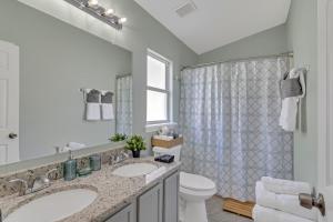 Un baño de Disney Themed House Free Heated Pool close Disney 5br 9bd