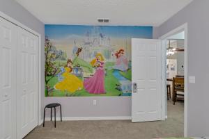 Habitación con un mural de Disney en la pared en Disney Themed House Free Heated Pool close Disney 5br 9bd, en Orlando 28 fotos más