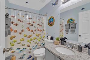 Un baño de Disney Themed House Free Heated Pool close Disney 5br 9bd