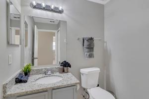 Un baño de Disney Themed House Free Heated Pool close Disney 5br 9bd