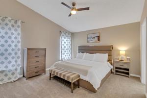 Cama o camas de una habitación en Disney Themed House Free Heated Pool close Disney 5br 9bd