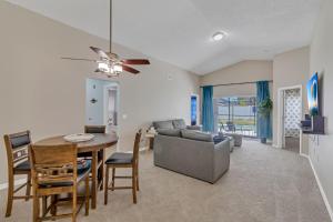 Una televisión o centro de entretenimiento en Disney Themed House Free Heated Pool close Disney 5br 9bd