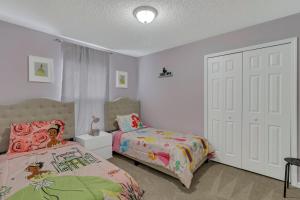 Cama o camas de una habitación en Disney Themed House Free Heated Pool close Disney 5br 9bd