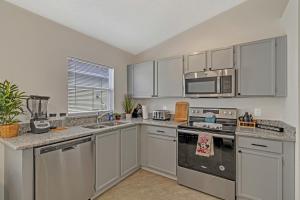 Una cocina o zona de cocina en Disney Themed House Free Heated Pool close Disney 5br 9bd