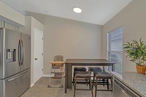 Una cocina o zona de cocina en Disney Themed House Free Heated Pool close Disney 5br 9bd