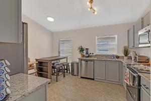Una cocina o zona de cocina en Disney Themed House Free Heated Pool close Disney 5br 9bd