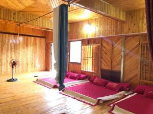 ein Zimmer mit einem Bett in der Mitte eines Zimmers in der Unterkunft Vĩ Homestay in Lào Cai