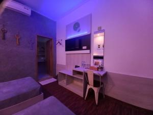 Televízia a/alebo spoločenská miestnosť v ubytovaní Lawaka Hotel