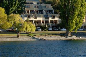 Foto da galeria de Lakefront Apartments,18 LAKE ESPLANADE ROAD em Queenstown