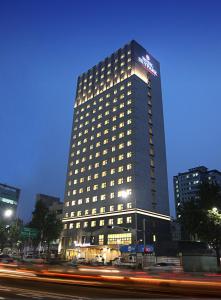 首尔天空花园酒店东大门1号店的夜晚灯火通明的高楼