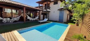 una piscina frente a una casa en Casa Design Búzios Country, en Búzios