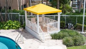 Kuvagallerian kuva majoituspaikasta WaterFront 4BR 3B,Intercoastal,Pool,5 min walk to beach-7, joka sijaitsee Fort Lauderdalessa