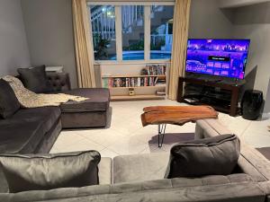 Kuvagallerian kuva majoituspaikasta WaterFront 4BR 3B,Intercoastal,Pool,5 min walk to beach-7, joka sijaitsee Fort Lauderdalessa