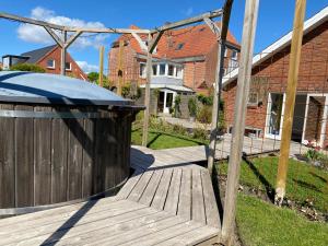 terraza de madera con bañera de hidromasaje en un patio en Event4U en Nykøbing Mors