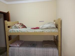 מיטה או מיטות קומותיים בחדר ב-Pousada Catarina
