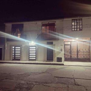 una casa bianca con luci sul lato di DEPARTAMENTO DE 3 RECAMARAS RECIEN RENOVADO LISTO PARA TU ESTADIA . a Morelia