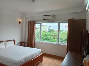 Giường trong phòng chung tại Anh Duong Hotel